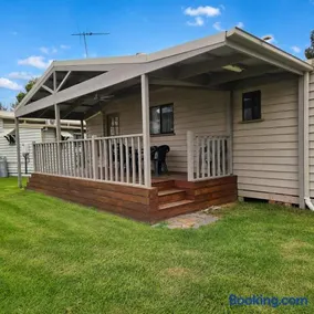 Spotted Gum Cottage Lake Hume Resort - Image 1