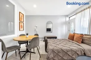 Stylish 2BR West End Gem steps to Queen West - Image 2