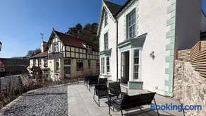 Family Holiday Home by the Great Orme Tramway and Beach - Image 1