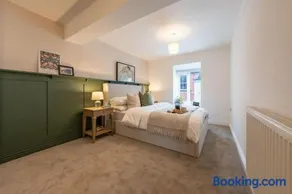 Stylish, comfortable, convenient! - Image 1
