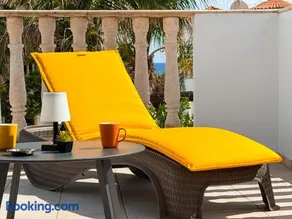 Sunny Villa with Hot Tub, Garden and 2 Bedrooms, 5 Minutes to the Beach - Image 3