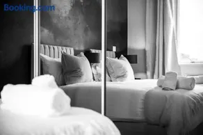 Modern Comfort 2 Bedrooms with parking - Image 3