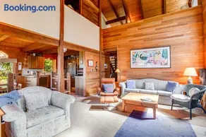 Escape to Saratoga Lodge: Private Dog Friendly Cabin with Sauna Near the Beach and Mountains - Image 5