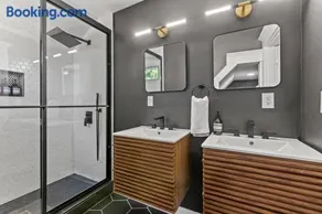 The Luxe Hot Tub Private Bar 12 Min to Horse Park - Image 2