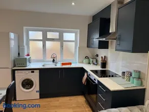 Beautiful luxurious entire flat free parking - Image 3