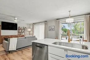 Walk to ND Luxury 2BR2BA Condo Balcony Parking - Image 3