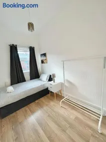 Cozy 3BR Urban Oasis in the City Hub - Image 5