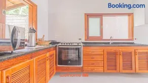 Casa em Ubatuba com churrasqueira e varanda ampla - Image 4