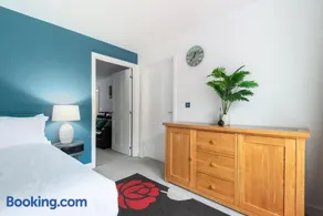 5 Bed-House Sleeps 10 Free Parking Wi-Fi Netflix - Image 2