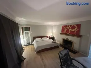 Artistic Apartment Near Downtown - Image 3