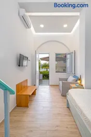 Haraki Mare Studios Beach Front Apartments - Image 3