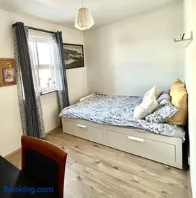 Cozy Private Room in a shared Welcoming Home in The Golden Circle - Image 2
