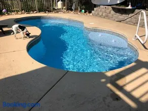 Apartment with hot tub & a pool! - Image 2