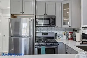 Angie Oasis Yard, Loft & Stocked Kitchen - Image 2