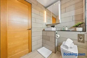 Modern 2-BR Sleeps 4 Near Edinburgh Parking - Image 4