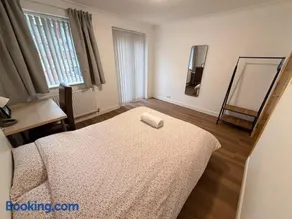 4 Bedroom Home, FREE Parking & Wi-Fi, Garden - Image 5