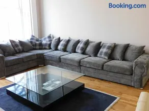 WEST END - Stunning, spacious, 3 bedroom, main door flat with private parking - Image 3
