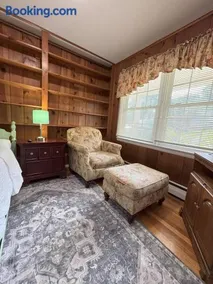 M1 - Twin Private Room with Shared Bathroom - Image 2