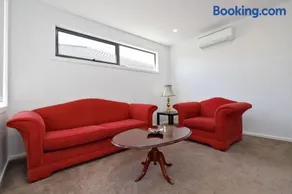 Modern 4BR townhouse best for family and couples - Image 4