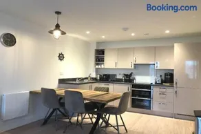 Estuary View, Central Stay with Parking - Image 3