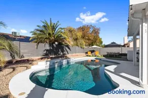 Modern Phoenix Home FREE Heated Pool - Image 2