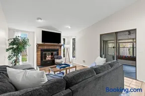 Royal Oak Blue Haven Modern 3 Bedroom with Game Room and Jetted Tub - Image 4