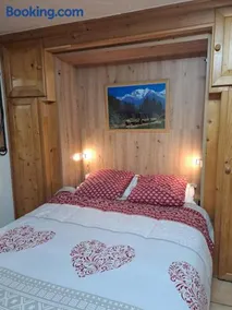 A4 km de Megève très joli studio avec jacuzzi ,vue sur les montagnes au calme - Image 2