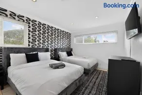 Modern 4BR -Stunning Pool - Parking - BBQ Grill - Crib - Image 3