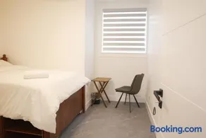New Luxury Walkout Suite Near University-BY ROOM - Image 1