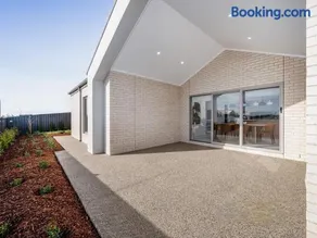 Stylish 3BR Near GV Health, Golf & Sports Precinct - Image 2