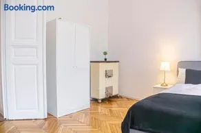 Vibrant 3BR near AKH Hospital - Perfect for Groups - Image 3