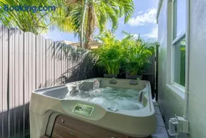Beautiful, fully furnished 2bed 1bath house - 5 minute walk to Miracle Mile Downtown Coral Gables - Image 1