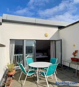 Chic Duplex w Rooftop Retreat - Image 2