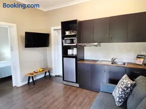 Regal Estate Guest Cottage - Image 3