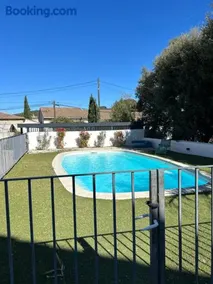 T2 60 m2 vue dégagée dans maison individuelle avec piscine - Image 1