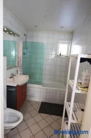 Private room on quiet street - Image 3