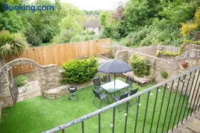 Honey Pot House - Charming 3-Bedroom in Maidstone Cottage with Garden & Parking - Image 4