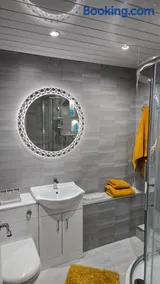 Exceptional 1 bedroom riverside 2E apartment - Image 4