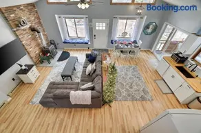 Premier Cozy Cabin - Free Amenities & Comm Indoor Pools - Image 3