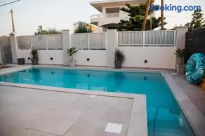 Exclusive Villa with Pool - Image 2