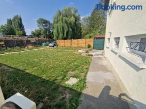 Ground-Floor Apartment With private Garden - Image 1