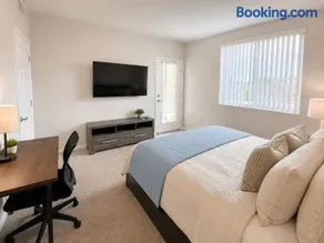 Private Room & Bathroom in Shared Apartment with Pool Sauna and Gym - Image 4