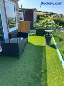 Bovisand Beach Area Chalet, 2-Bed Sea View with Gated Parking & BBQ - Image 3