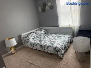 Comfortable & Private 2 bedrooms in a town home - Image 1