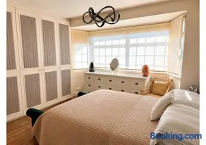 Spacious 4-Bedroom Detached House with Garden & Parking near Underground - Image 4
