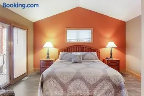 Ski-In 5BR Retreat at Boyne Mtn - Walk to Lifts & Fun! - Image 2