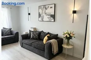 House - Sleeps 6 - Parking - Image 4