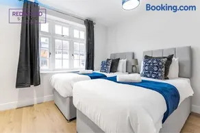 1 Bed 1 Bath, Modern Town Center Apartment, Netflix By Redwood Stays - Image 4