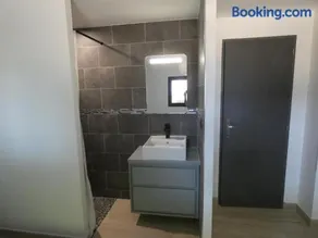 Proche Lac du Salagou, Chambre agréable avec salle d'eau et WC privé - Image 3