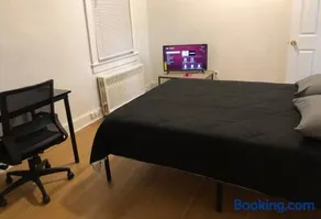 Spacious 2-bedroom apartment with 1-bathroom and private street entrance - Image 3